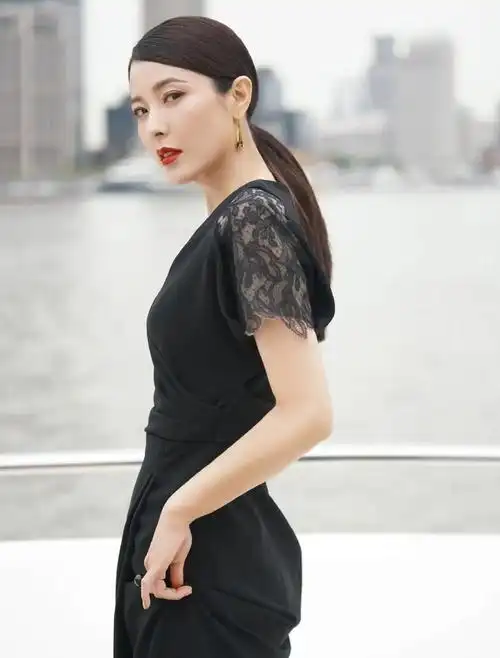 曾黎娇艳迷人十足成熟女人味