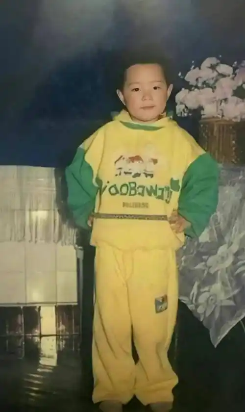 战的粉丝们晒出了关于两人小时候的照片,哈哈,大家猜一猜哪一位王一博