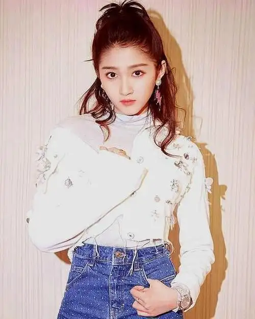 关晓彤牵手江疏影同框照,闺蜜情深,关晓彤大长腿抢镜