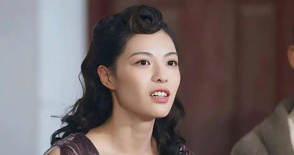 被冯小刚捧红,成龙接着捧,洪金宝准备捧,年纪轻轻被各大佬钟爱_钟楚曦