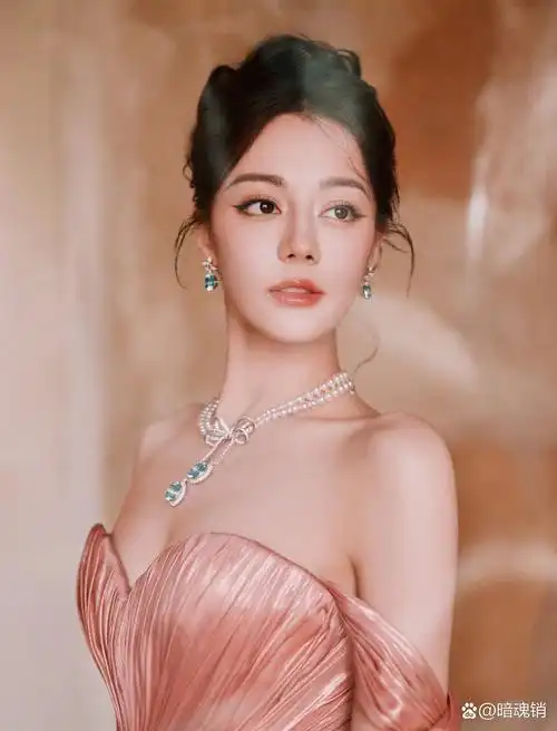 迪丽热巴今日份品牌活动造型,一袭ardazaei 2024秋冬高定系列粉色抹胸