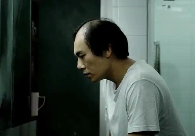 没人觉得首页飘的33那张照片和张东升秃头很像吗