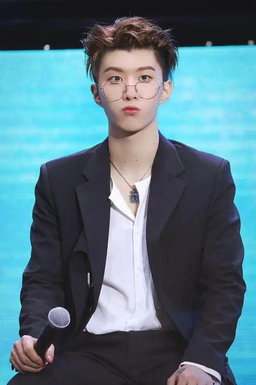 非常适合眼镜造型的范丞丞,气质独特面目俊朗,是你爱的款吗?