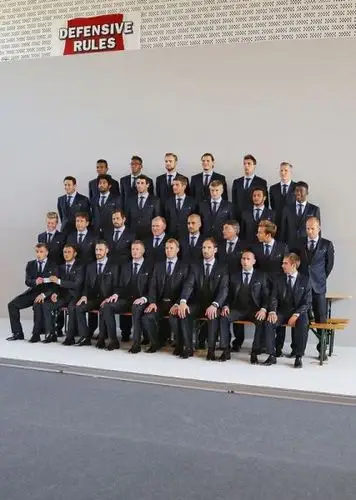 拜仁全队拍摄新赛季西服标准照_网易体育