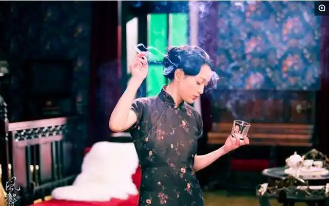 周迅抽烟照曝光风情万种网友和如懿传青樱一样灵动可爱