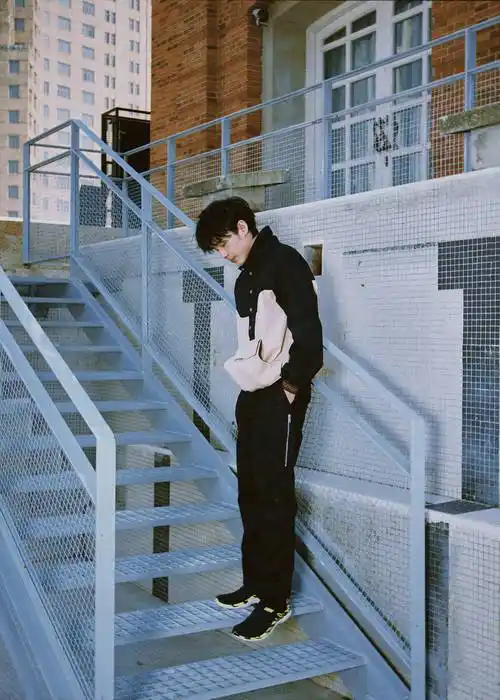 白宇身穿黑白拼接运动装悠然漫步尽显洒脱随性