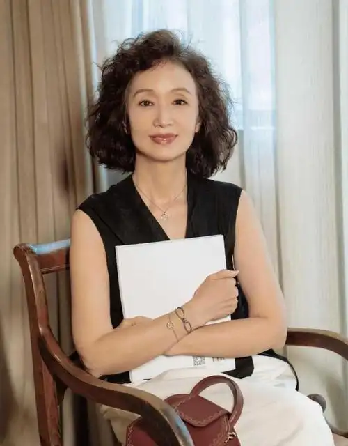 今年流行什么发型背头(女人过了六十岁别总梳大背头)(8)