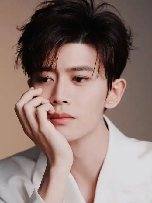 对此,既有任嘉伦粉丝觉得他团队昏招频