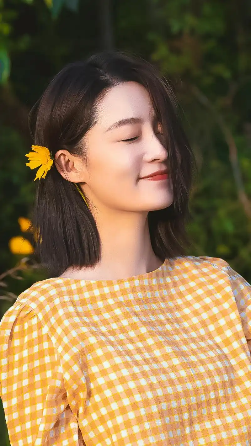 李沁的齐肩秀发好清纯身穿橙色格纹上衣配蓝色牛仔裤元气满满