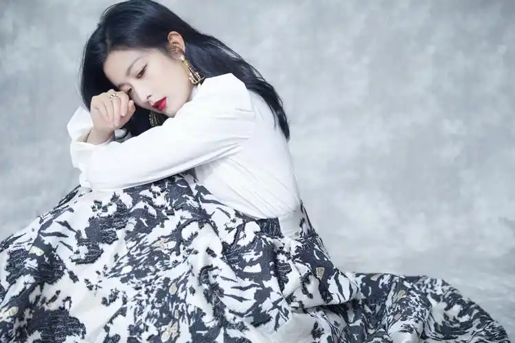 徐百慧优雅亮相"好演员奖" 首度主持沉稳大气获赞