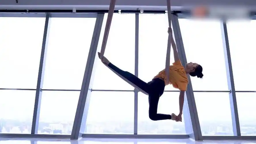 31岁李沁练空中瑜伽好美!丝带上劈叉身姿婀娜,新剧搭档任嘉伦