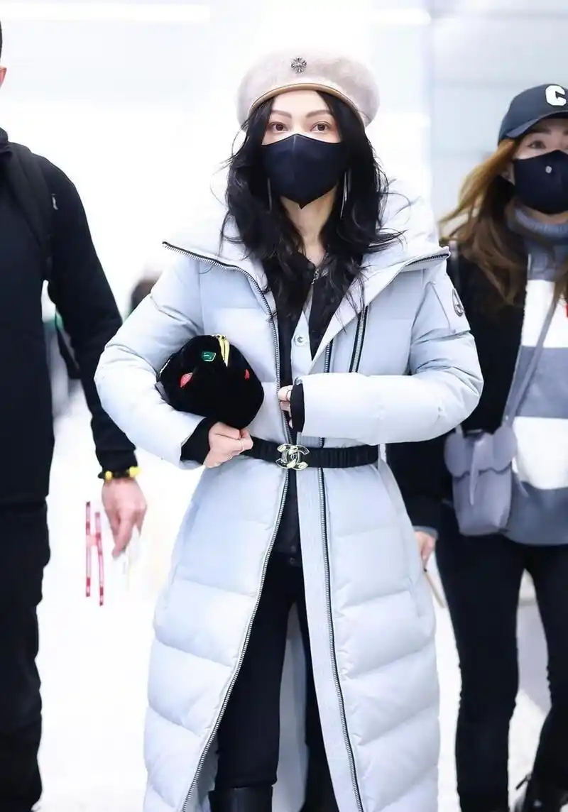 张韶涵机场街拍 蓝色收腰长款羽绒服 贝雷帽 骑士靴温柔优雅