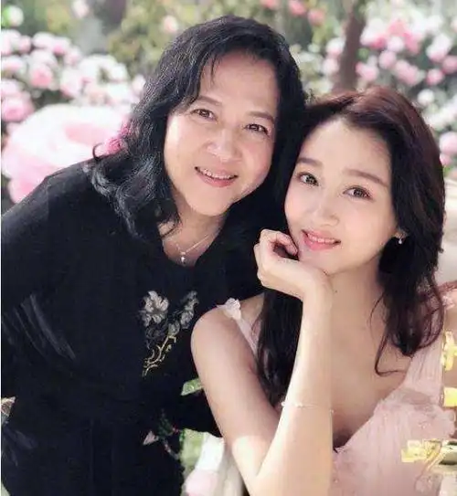 原来她就是关晓彤的母亲,怪不得她能红透大江南北|演员|鹿晗|李君|小