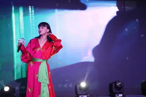 浴室歌后×桃醉黄龄携新专《醉》 大开"睡衣趴"自在肆玩音乐