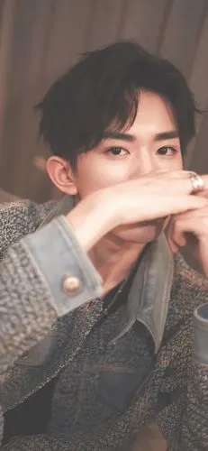 易烊千玺手机壁纸丨iphone壁纸|聊天背景