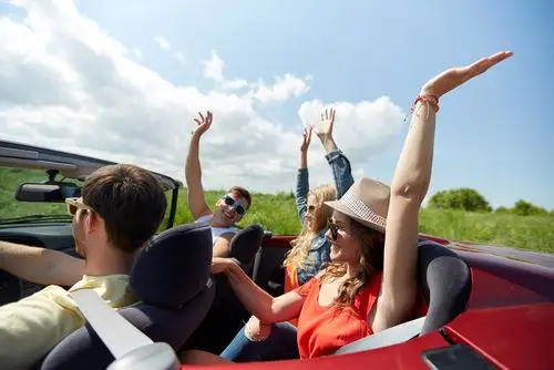 开车旅游男女图片
