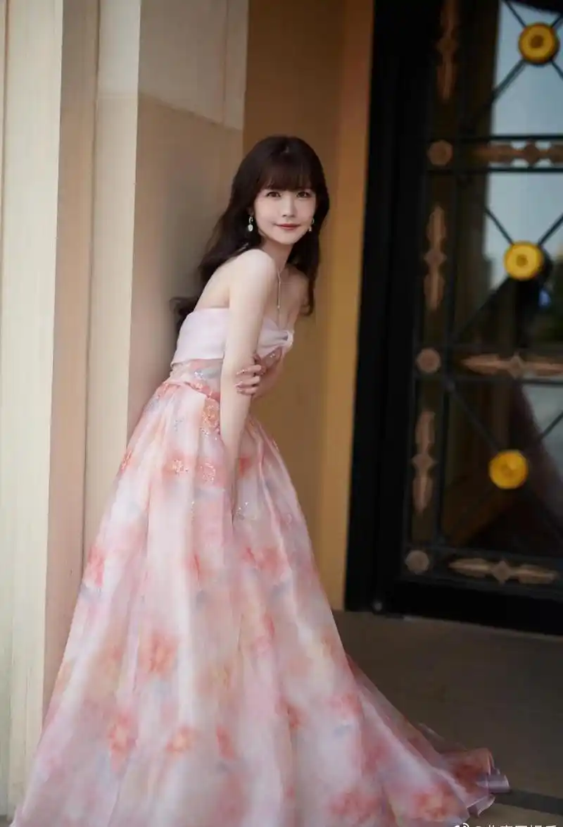 赖美云春日樱花抹裙优雅写真