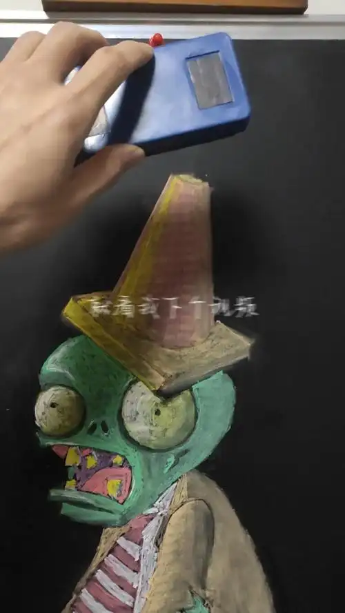 粉笔画的植物大战僵尸创意手绘之路障僵尸