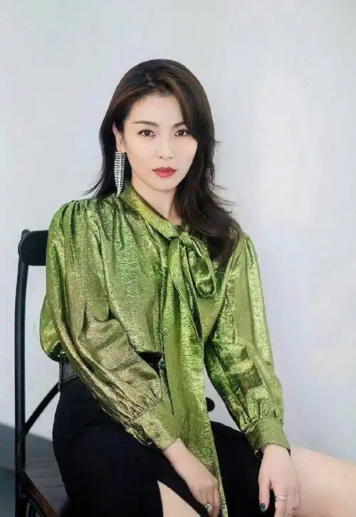 草绿色衬衫配黑色开叉裤,精致妆容气场全开_女性_颜色_西装裤