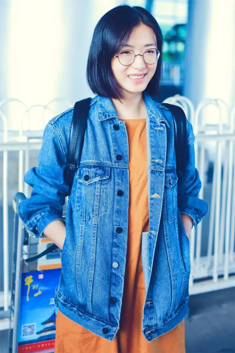 原创万茜素颜走机场,清纯脸太惊艳!搭配简约私服清新减龄,哪像37岁