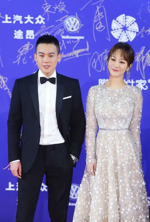 续了胡须的胡歌裹着深v的迪丽热巴本届北京国际电影节上演一场荷尔蒙