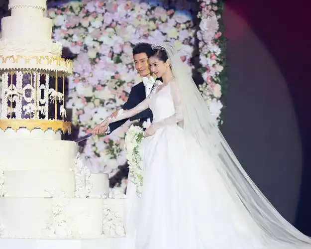 黄晓明&杨颖变成明星婚礼上的常客.