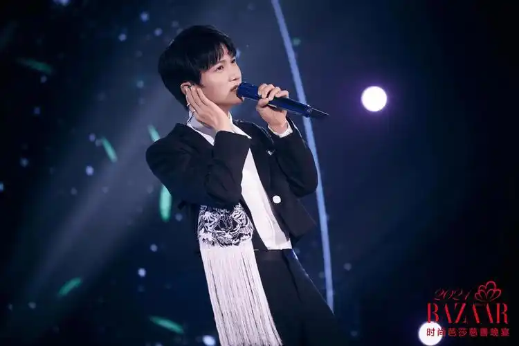 周深陈伟霆容祖儿为爱献唱2021时尚芭莎慈善晚宴在深开幕
