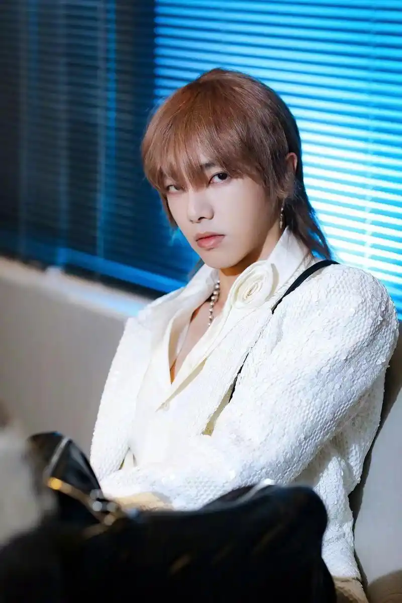 华晨宇简约黑白套装造型曝光雾粉色鲻鱼头漫画感十足