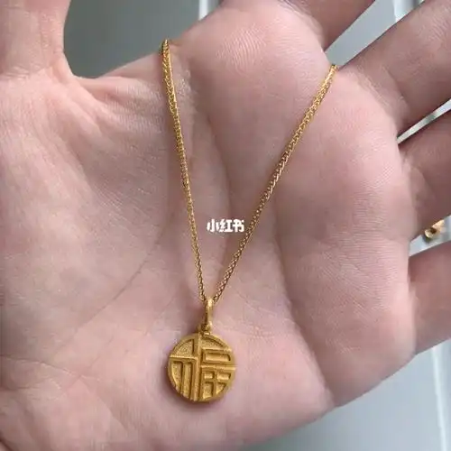 周大福福字圆牌计价黄金吊坠项链搭配