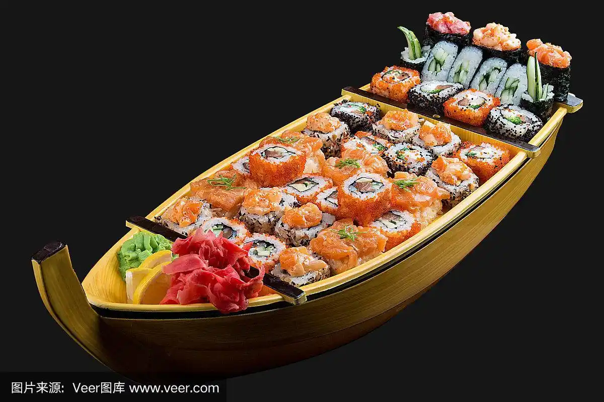 寿司被放在一艘木船上,以黑色为背景