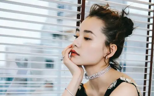 柴碧云露背深v礼服性感写真高清壁纸