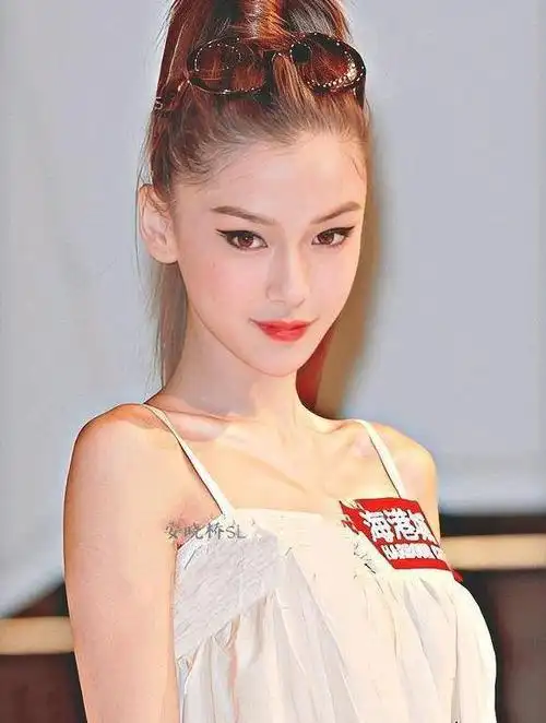 杨颖在日本出道时的旧照流出,与现在判若两人,造型娇俏又大方