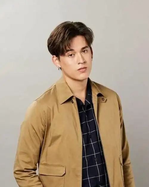 1997年8月8日出生于泰国,泰美混血,泰国男演员,歌手,毕业于泰国易三仓