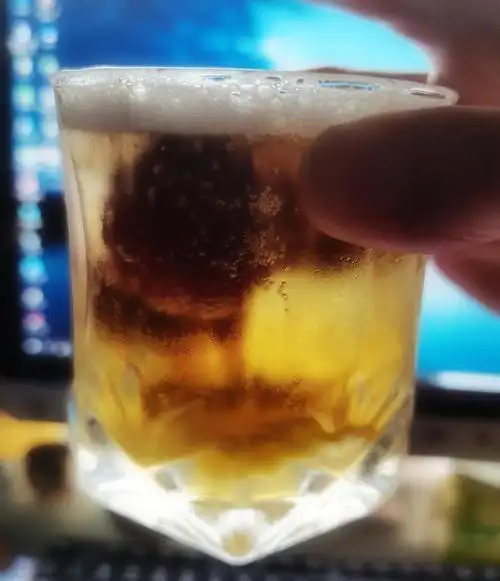 趁家里人都睡了,喝个冰啤酒 好爽!