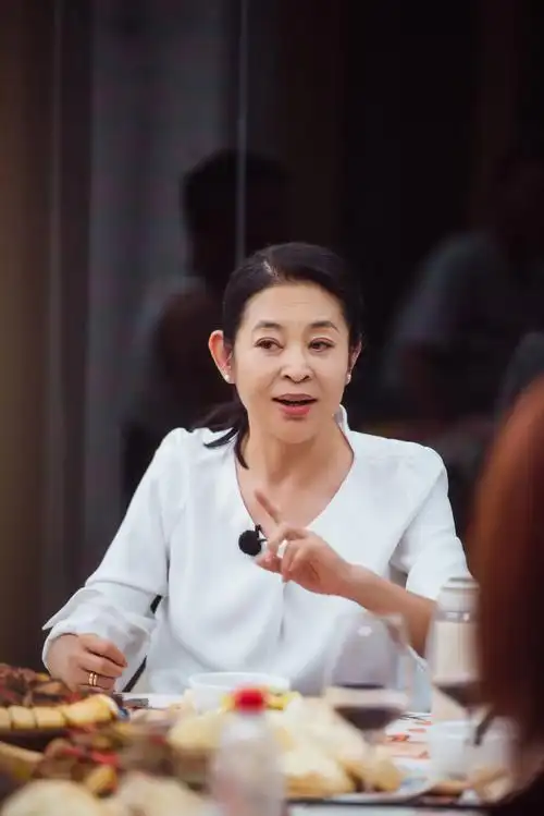 62岁倪萍公开谈离婚孩子受伤害最大奔波10年离开央视是为病儿