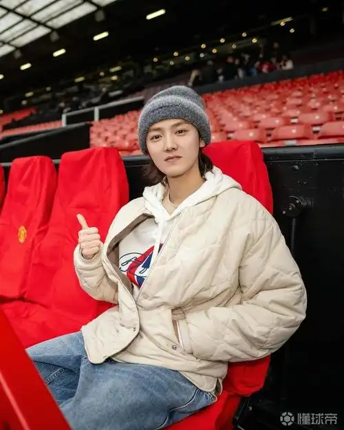 鹿晗造访老特拉福德,与鲁尼,费迪南德等人合影