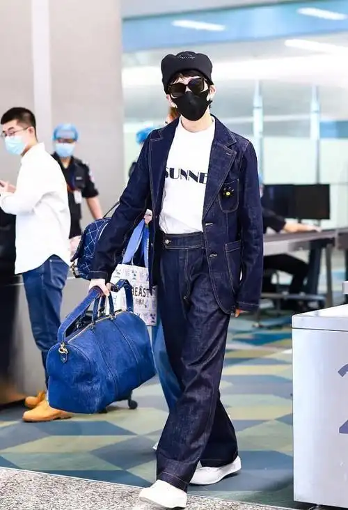 井柏然出门跟街拍似的穿着睡衣牛仔套装慵懒中又不失精致