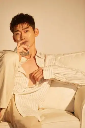 张翰密室写真大展熟男魅力 半开衬衫胸肌完美锁骨吸睛