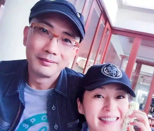 万绮雯内地开民宿,穿短裙秀110cm长腿,与老公分隔两地无损感情