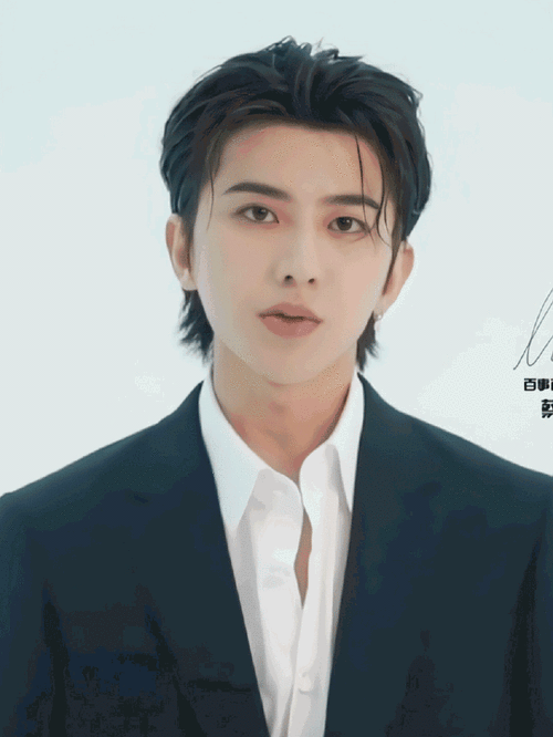 蔡徐坤黑美甲##蔡徐坤黑白光影照