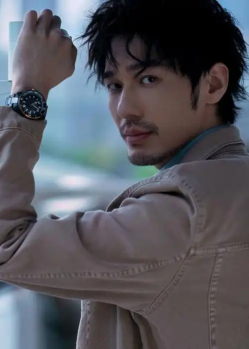 白宇混色叠穿演绎率性时髦 雨中撑伞尽显随性悠闲