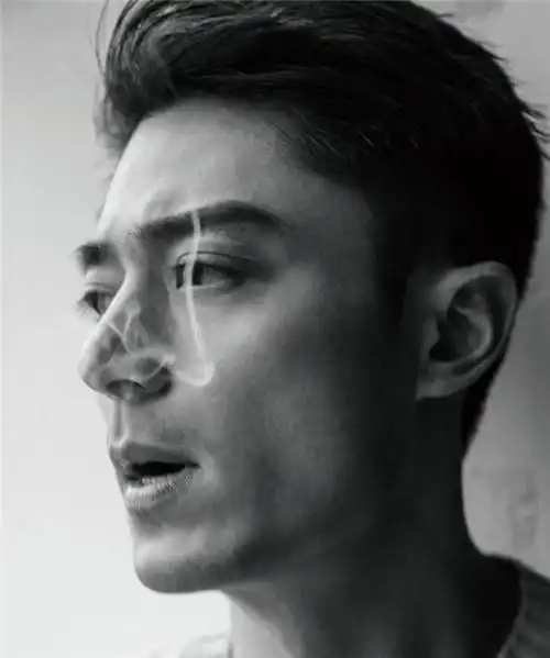 霍建华黑白造型大吐烟圈,造型超级man,林心如眼光还真不错