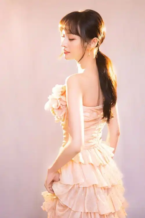 郑爽亮相国剧盛典红毯抹胸礼服露出优美线条