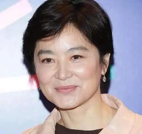 原创林凤娇老了赵雅芝老了林青霞老了唯有她把62岁活成32岁