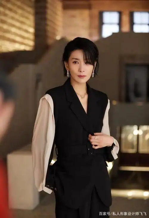 40几岁的女人怎样穿出气场?学韩国女星金瑞恩西装穿搭,简约高级