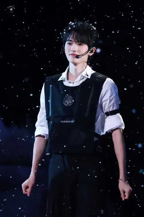 宋亚轩宋亚轩超话79#不设限毕业礼##时代少年团舞台真的燃起来了