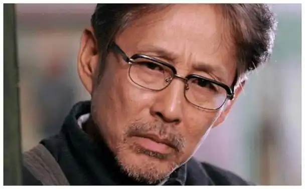 纪实陈道明"断崖式"衰老,白发苍苍尽显老态,网友泪目:看着心疼