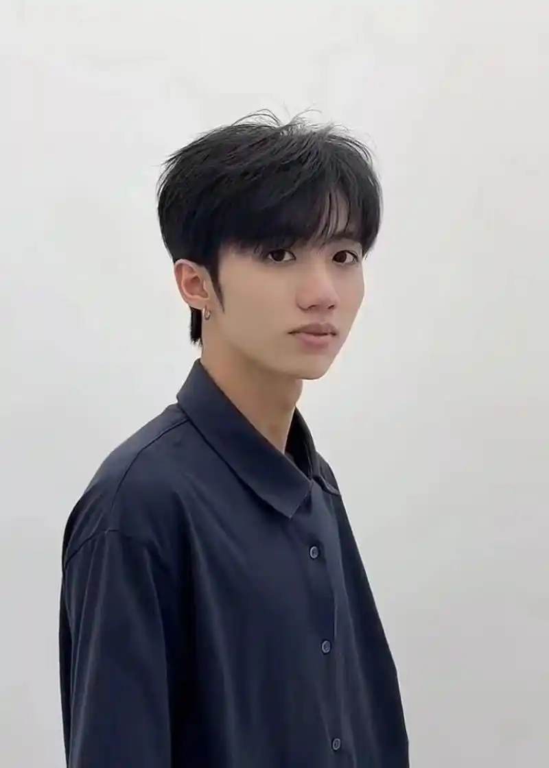 男生必备的一款韩式微分碎盖 这是手残党的本命发型不可否认...v女友