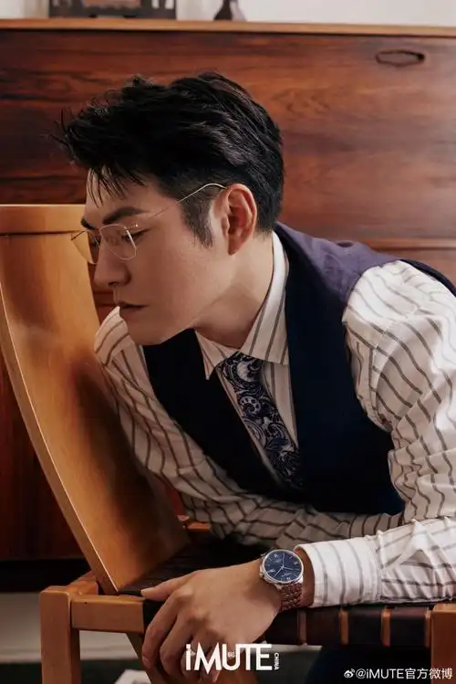 严屹宽超话#严宽意趣致远大片#时间流转,作为无数人青春的严宽,早已不