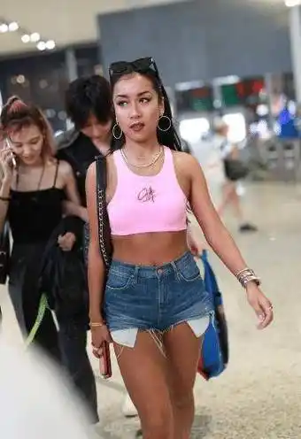 与友人结伴出行的照片,最显眼的就是两人的肤色差,在吉克隽逸的衬托下